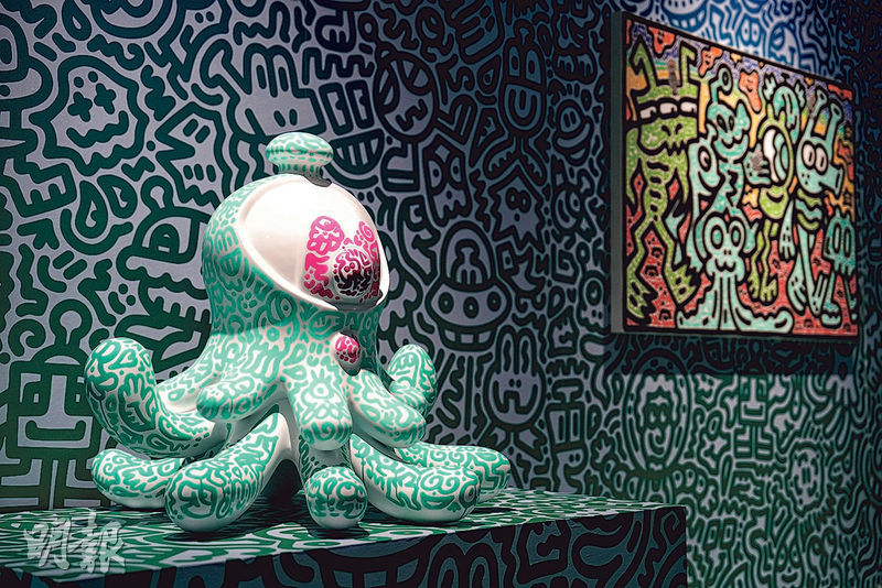 畫廊內有多個立體作品，包括果凍博格星人、樹星人（圖）及機械人，也是由Mr Doodle親手塗鴉。（黃志東攝）