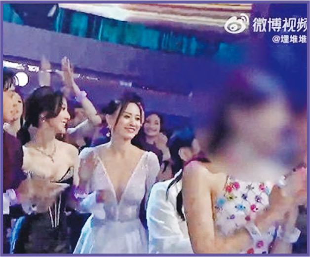 李佳芯（右一）上月出席《萬千星輝賀台慶》，內地平台轉播片段時，將她打格遮樣。（資料圖片）