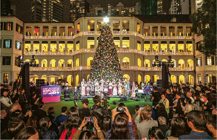 大館的12米高戶外聖誕樹，配合每天上演的聖誕燈光表演，充滿聖誕氣氛。（機構提供）