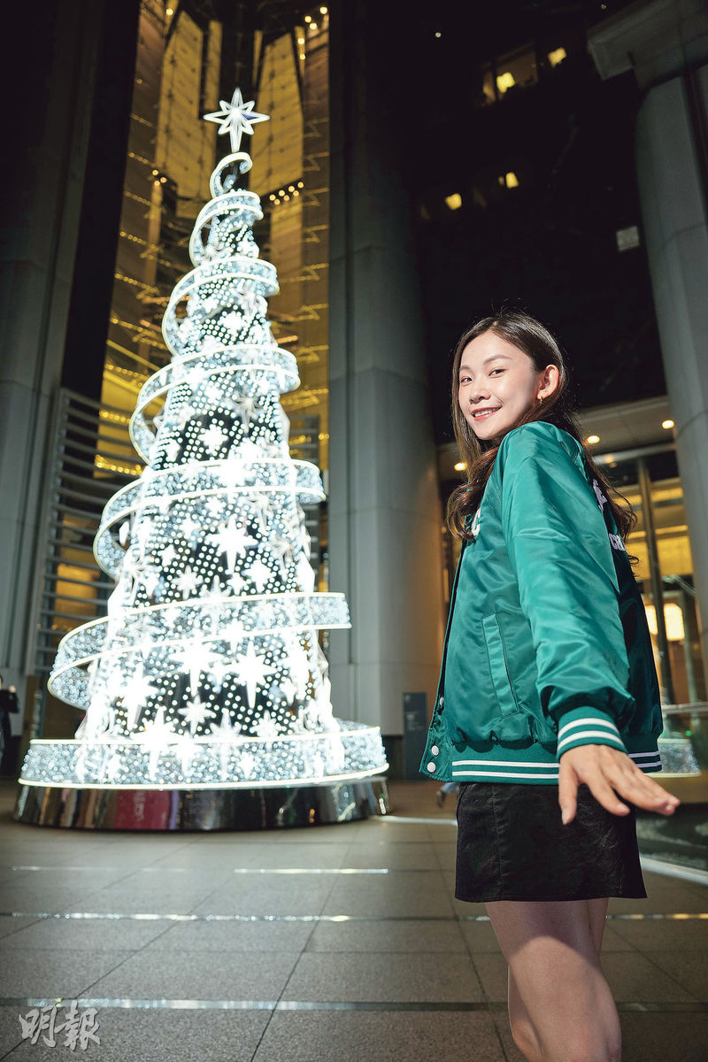 銀色聖誕樹足有10米高，與四周高樓大廈組成浪漫都市風景。（楊柏賢攝）