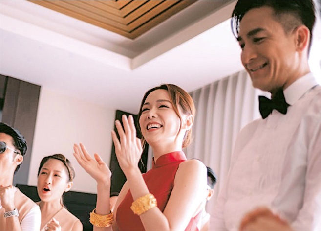 馬國明（右）接新娘，湯洛雯戴上龍鳳鈪出嫁，展露燦爛笑容。