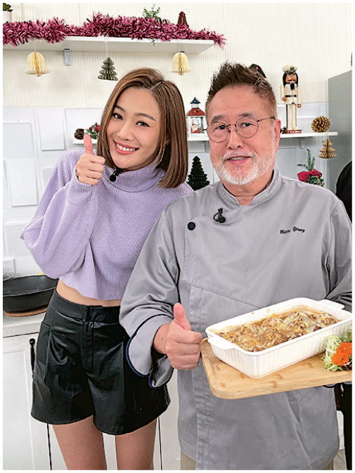 朱智賢（左）主持烹飪節目《開飯啦聖誕》，跟名廚楊國基（右）學煮大餐。