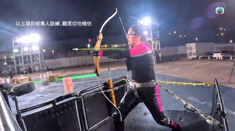 林沚羿在高速行駛的車上射箭。（TVB網上視頻截圖）