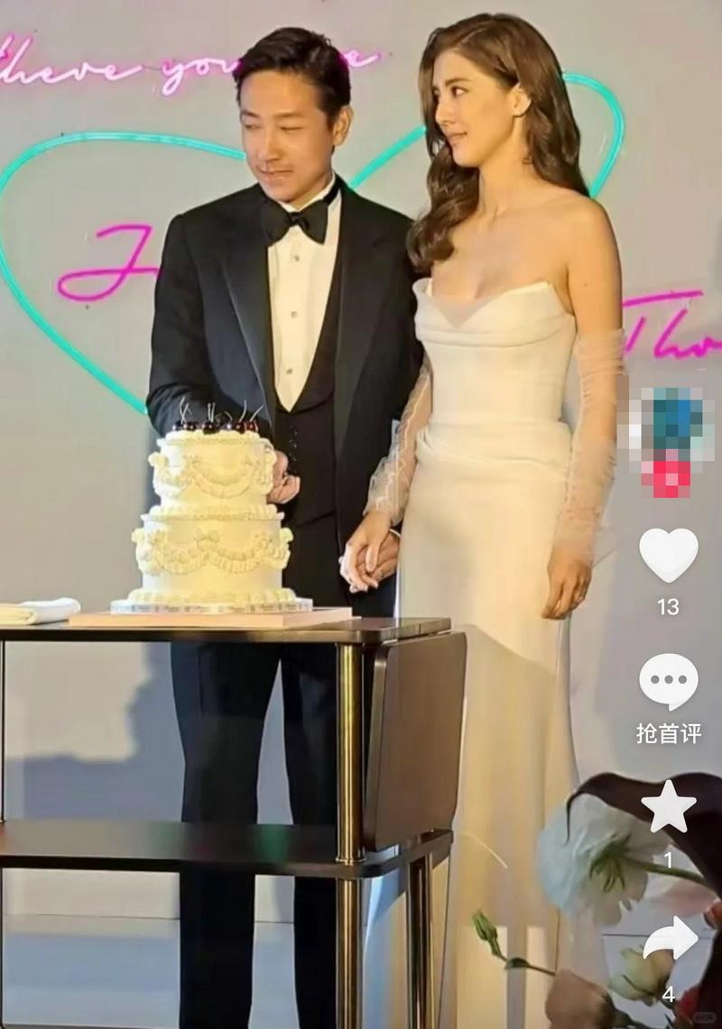 施伯雄與吳千語在婚宴上切結婚蛋糕。（網上圖片）
