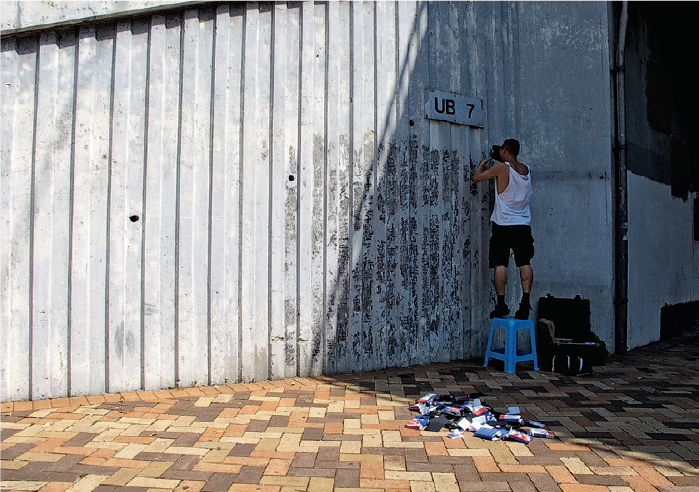 2010年初，鍾燕齊發現之前他帶中學生參觀的界限街曾灶財墨寶，被人髹上油漆。(受訪者提供)