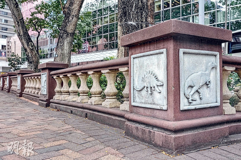 科學館地下欄杆飾有恐龍雕刻，讓人想起不時舉辦的恐龍展。（馮凱鍵攝）