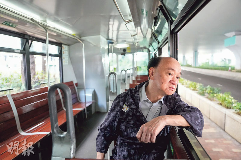 退休電車高級稽查員葉煥祥說現在電車客量減少，主要因為乘客體驗欠佳，希望公司改善情况。（楊柏賢攝）