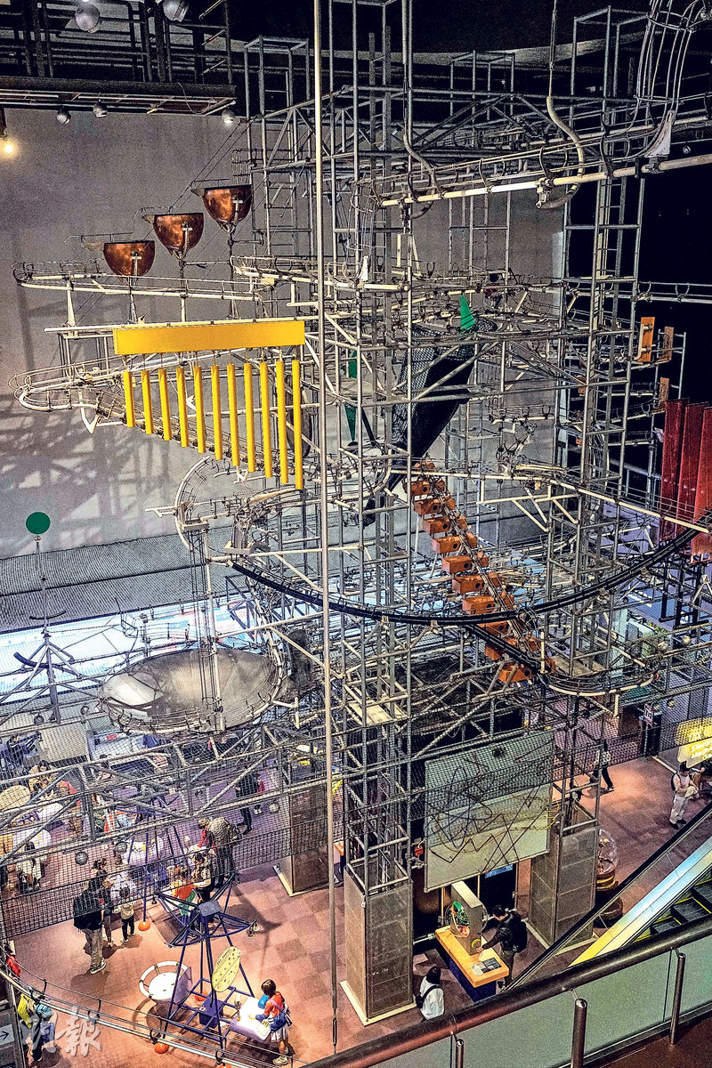 貫穿4層展廳的「能量穿梭機」是科學館的鎮館之寶，每天會運行3次，一連串圓球穿梭往返展示能量的轉化。（馮凱鍵攝）