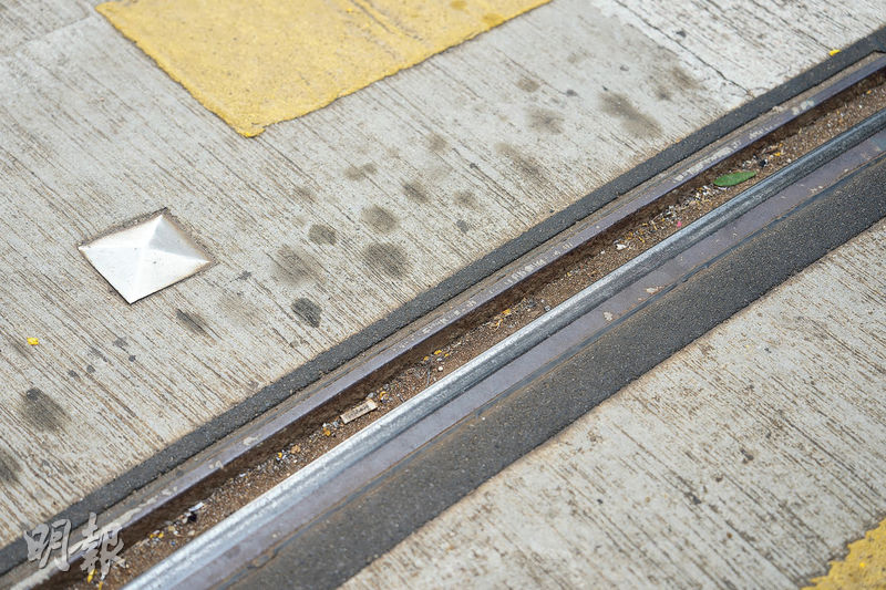葉煥祥舉例而言，電車路軌接駁位置要夠平整，不然會讓乘客「撉到發瘟」。（楊柏賢攝）