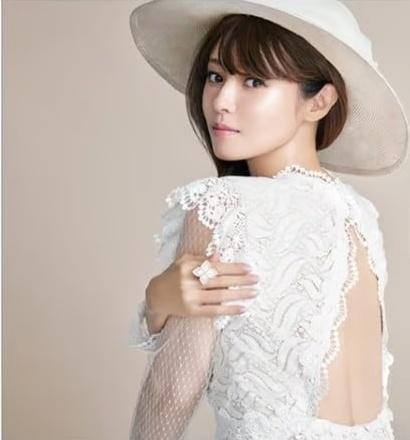深田恭子穿著白色露背裝拍攝月曆。（網上圖片）