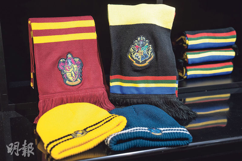 霍格華茲學院主題頸巾（各285澳門幣）及冷帽（各200澳門幣）（朱安妮攝）