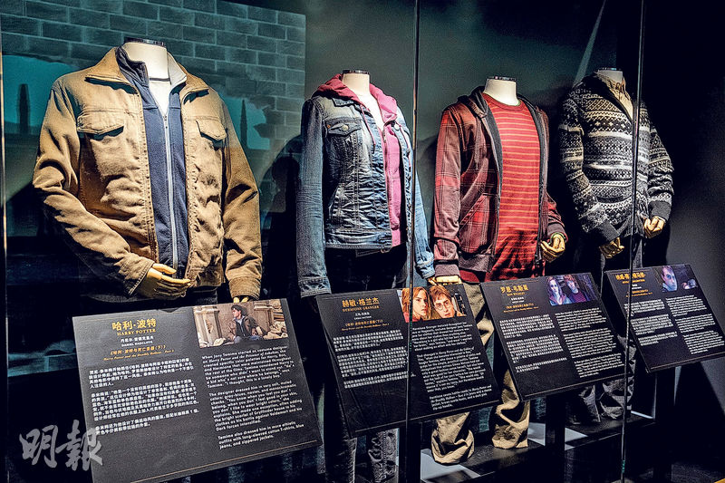 電影戲服--「哈利‧波特：展覽」展出大量電影戲服，圖為《哈利波特：死神的聖物2》中哈利（左起）、妙麗、榮恩和奈威的戲服。（朱安妮攝）