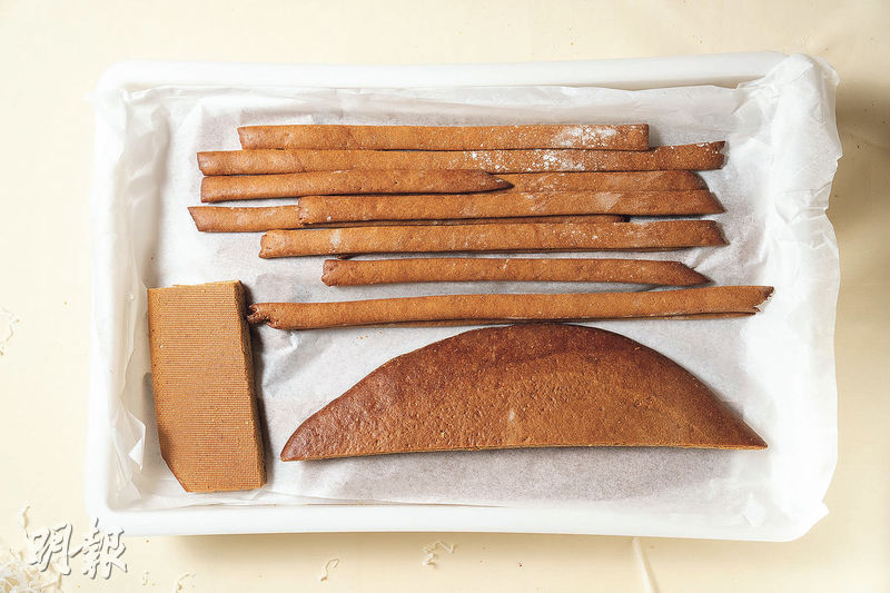 製作薑餅屋事先要把薑餅烘焗成大小不同形狀，方便製作。（朱安妮攝）