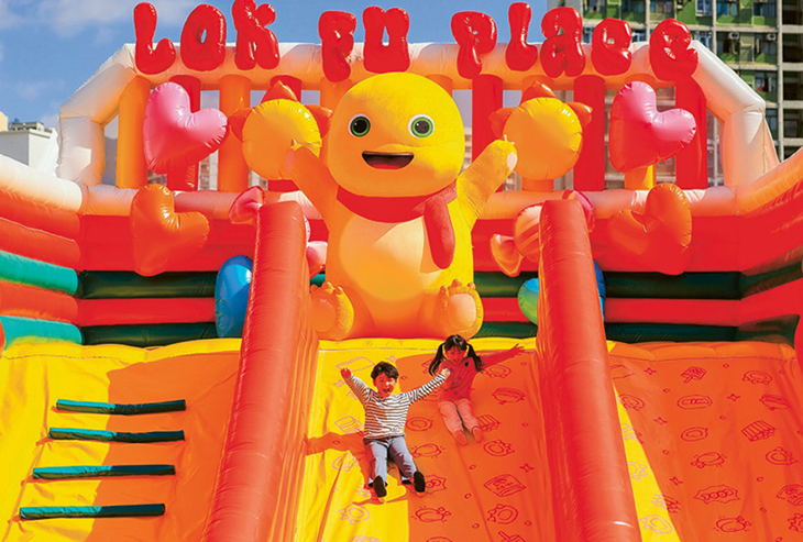 6米高奶龍「巨型彈跳樂園」設於商場戶外，讓小朋友與這個可愛巨型「龍友」一同跳跳紮放電。（商場提供）
