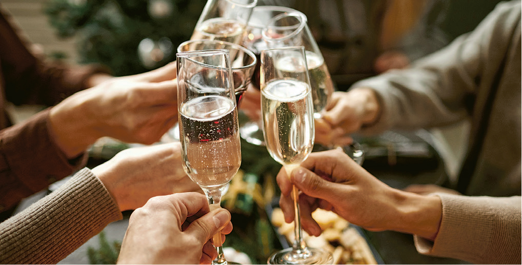 舉杯慶祝--又到聖誕及除夕節日，無論是浪漫的二人世界還是和親朋好友慶祝，總有適合帶去出席盛會的酒類選擇。（SeventyFour@iStockphoto）