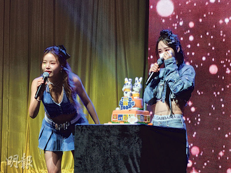 港迷為玟星（右）送上蛋糕預祝生日，令她感動落淚。（攝影：鍾偉茵）