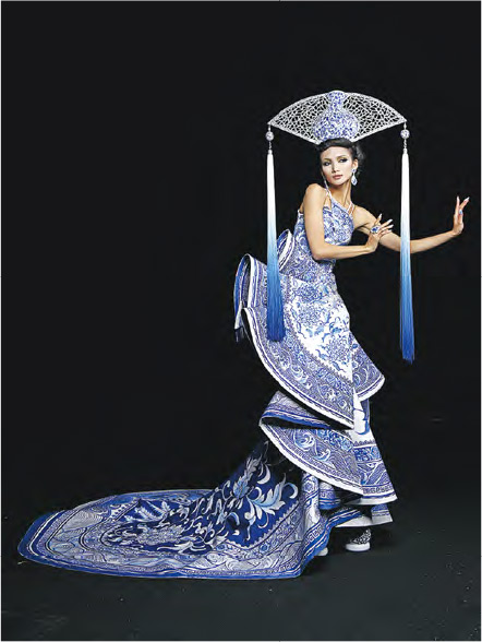 2024年M+ 以郭培為專題展覽，她是首個受巴黎高級訂製公會正式邀請的中國設計師，繼宋懷桂再續中國時裝專題。圖為2009年郭培的高級訂製發布會「一千零二夜」。（郭培提供）