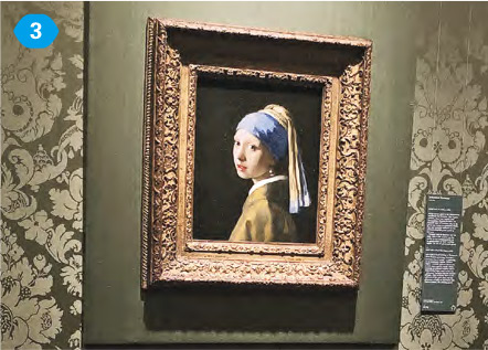 賞《戴珍珠耳環的少女》--Mauritshuis是海牙最多經典名畫的博物館，包括維梅爾（Johannes Vermeer）、林布蘭（Rembrandt van Rijn）、Jan Steen等。近年不少歐洲博物館採取當代的人文眼光回望館藏。Mauritshuis亦在聲音導航、介紹中，反思作品中的性別主義、種族主義等元素，例如其中一個專題「什麼是搶來的藝術？」分析館藏中的殖民歷史。圖為維梅爾的《戴珍珠耳環的少女》。地址：Plein 29, 2511 CS Den Haag, Netherlands（作者提供）