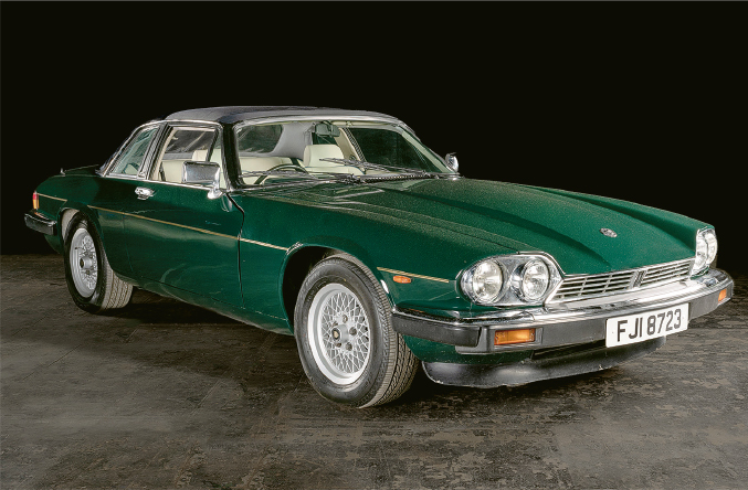 劇中戴安娜王妃曾駕駛之積架（Jaguar）開篷車，估價：1.5萬至2萬英鎊（約14.7萬至19.6萬港元），特色：劇中戴安娜王妃曾駕駛這輛積架（Jaguar）開篷車，為1987年XJ-SC 3.6型號（拍賣行提供）