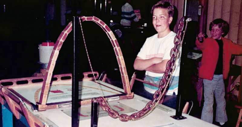 於1988年在探索館拍攝的「懸鏈線拱」展品。（作者提供）