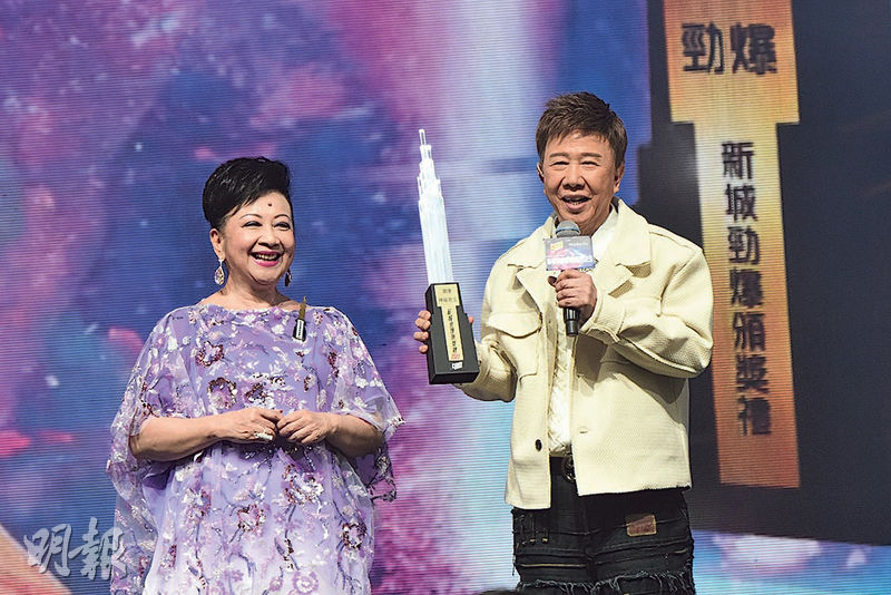 尹光（右）從薛家燕手上領取「潮爆神級歌王」，現場觀眾熱烈歡呼。（攝影：鍾偉茵）
