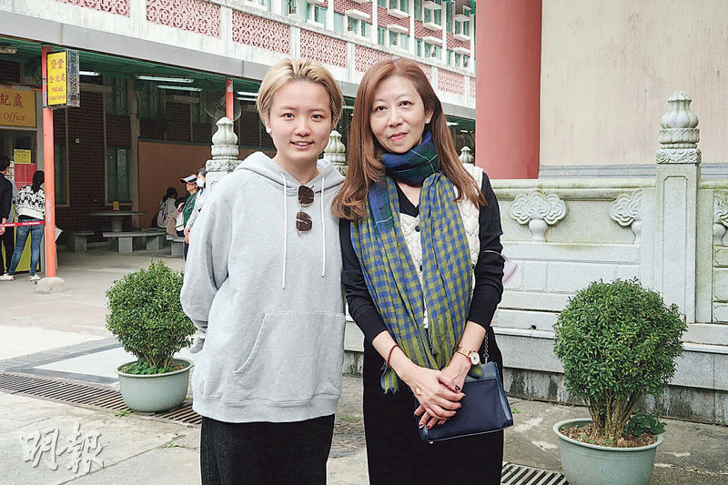 來自上海的Eileen（左）與歌迷會籌委之一的Elsa（右）希望延續偶像梅艷芳的善心。（攝影/記者：鍾一虹）
