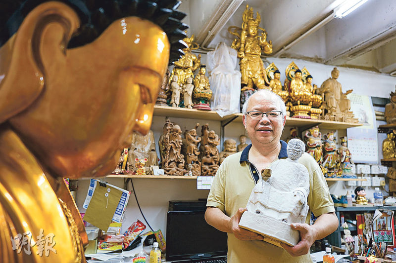 木雕師傅蕭炳強信奉道教，神像是道教的，佛像是佛教的，不過他不受信仰所限，兩者都會雕。（鄧家烜攝）