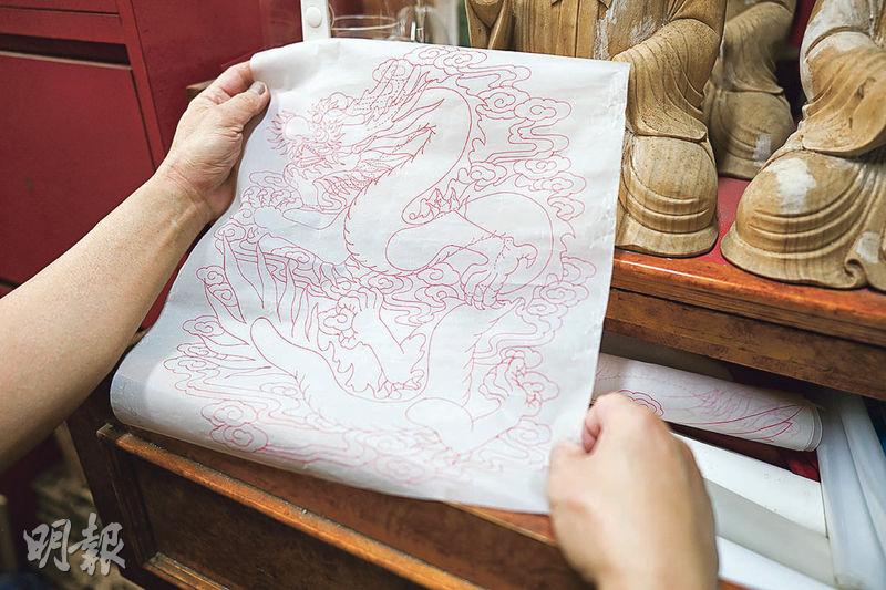 蕭炳強說他原本畫的龍後爪處被祥雲覆蓋，取「神龍見首不見尾」之意，即不完整呈現龍的形態。（鄧家烜攝）