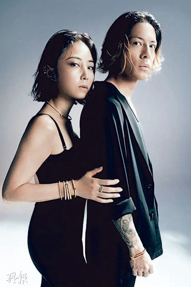 降谷建志（右）與Megumi（左）2022年底夫妻檔拍攝日本雜誌寫真，相隔一年宣布離婚。