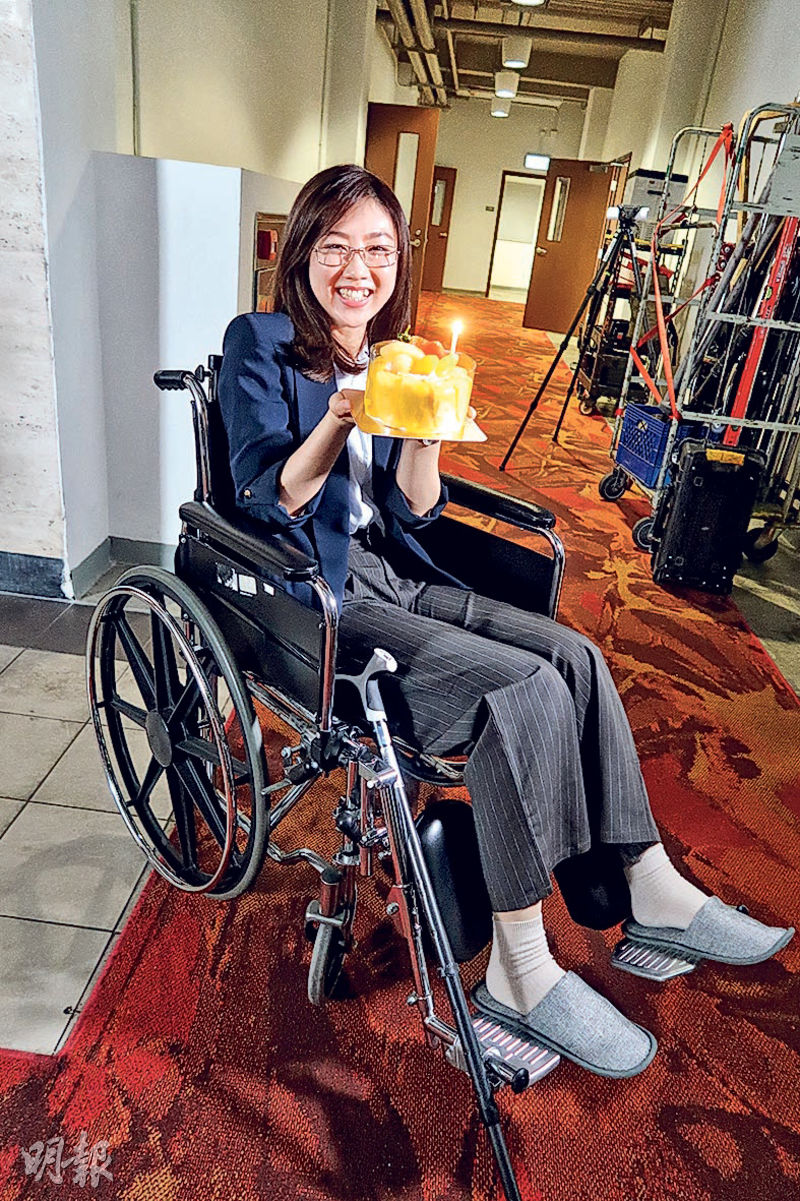 顏卓靈腳傷需坐輪椅和撐拐杖，劇組送上蛋糕補祝她生日。（攝影/記者：鍾一虹）