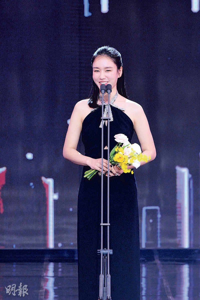 安恩珍首封視后，韓媒指她當晚的造型總值650萬韓圜（約4萬港元）。