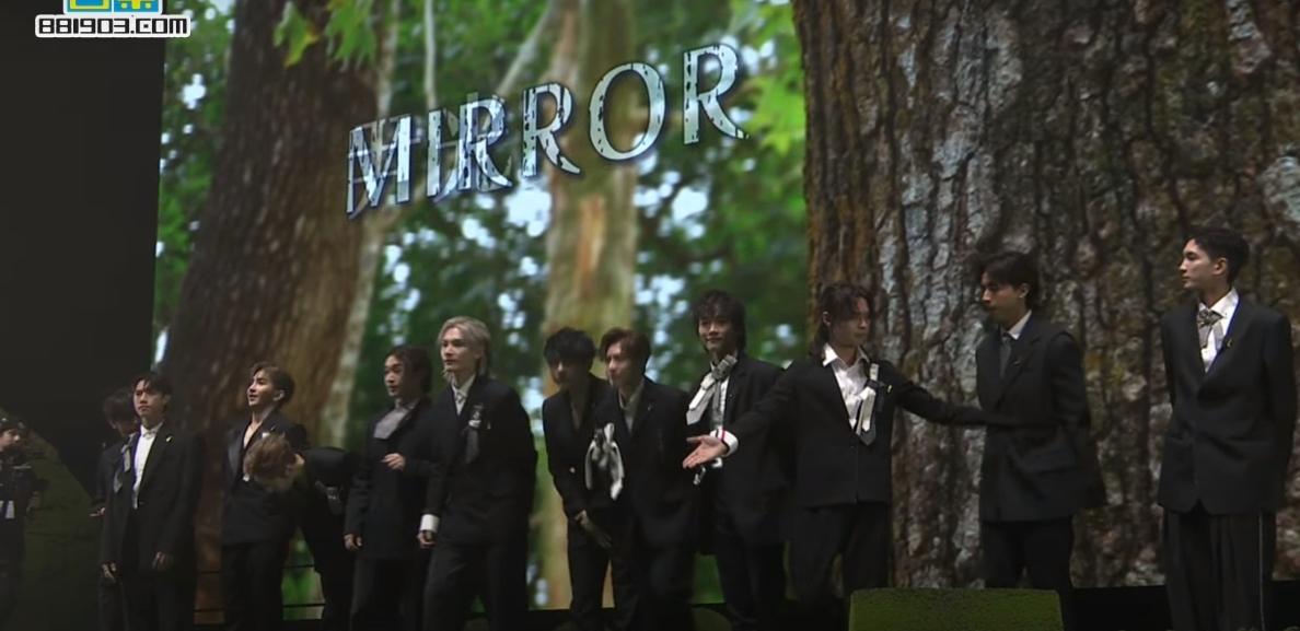 MIRROR全員以黑西裝打扮亮相。（ViuTV圖片）
