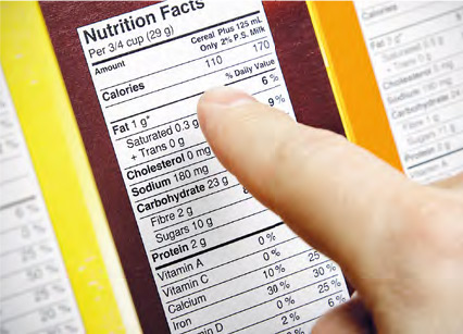 解讀標籤--細心閱讀食物營養標籤，選擇符合低糖、低鈉和低脂「三低」標準的零食。（Spauln@iStockphoto）