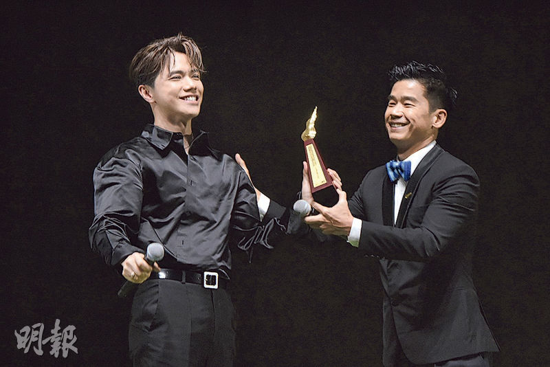 張敬軒（左）相隔10年從林海峰（右）手上領取「我最喜愛的男歌手」獎，十分激動。（攝影：鍾偉茵）
