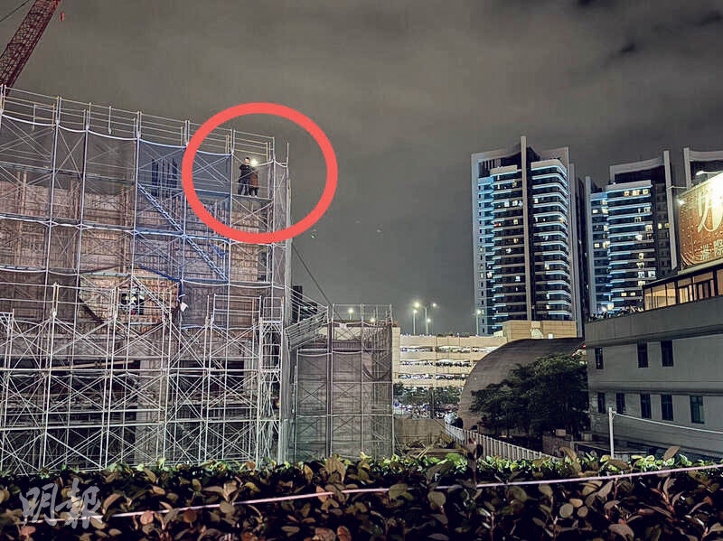 工地內部人員（紅圈）被誤以為攀登工地約7層樓高的架上睇演唱會。