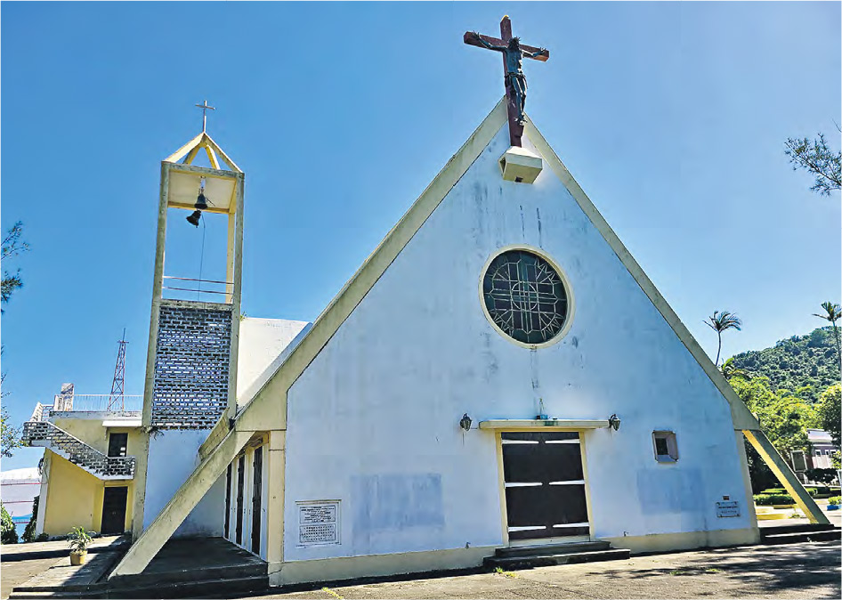 七苦聖母小堂--1966年建成新的七苦聖母小堂，教堂的銅鐘和十架苦像，均由梵蒂岡贈送，建築工程則由居澳的意籍藝術家夏剛志（Oseo Acconci）負責。（綽希攝）