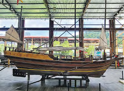 場地中央部分放置傳統三桅帆船，此船於2016年參考過往生活和作業的帆船款式建造，曾於2017至2022年間多次在西灣湖航行。（綽希攝）