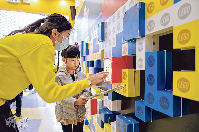 LEGO迷宮--區內有免費LEGO迷宮遊戲，小朋友可手執電擊棒通過多個快樂能量站，為世界儲滿快樂能量。（朱安妮攝）