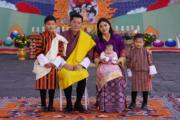 不丹國王一家五口全家福　小公主快滿4個月大