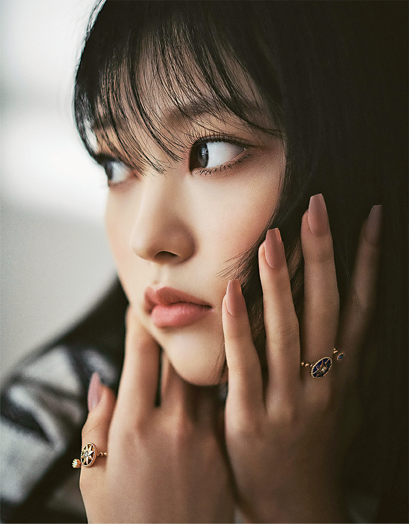 自然妝容--韓國女團Newjeans成員Haerin，在Dior jewelry造型照中以「Peach Fuzz」妝容示人，不但看起來自然不做作，還予人一種溫柔友善的感覺。（品牌提供）