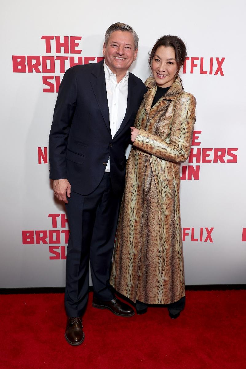 《孫家兄弟》首映，Netflix行政總裁薩蘭多斯（左）到場，女主角楊紫瓊（右）成為集郵對象。（法新社）