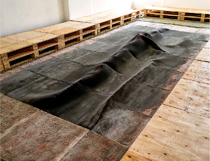 梅愷盈在富德樓6樓艺鵠藝術空間的個展「炎脊」。作品《脊》以隔音棉加工製作。（小東提供，黄百亨攝）