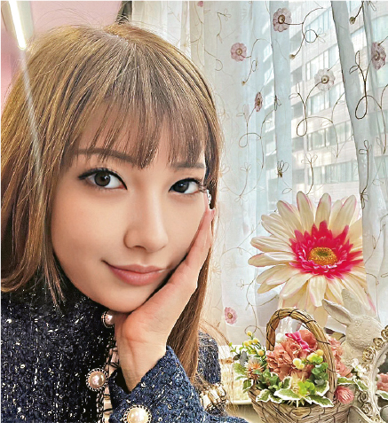 2023年底，日本娛樂公司推出AI成人影片女優木花愛，木花愛透過深偽技術換臉，背後仍需真人演出。（木花愛Ig圖片）