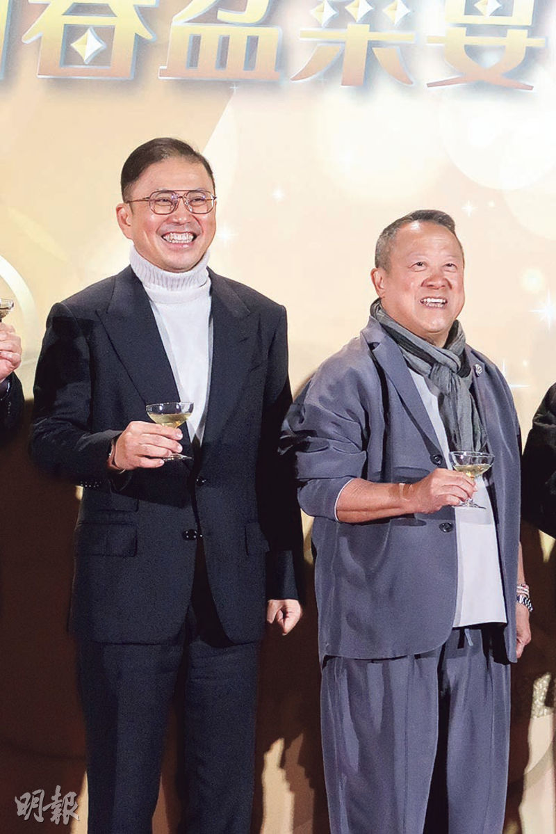 TVB行政主席許濤（左）與總經理曾志偉（右）前晚在盆菜宴報喜。（攝影/記者：鍾一虹）