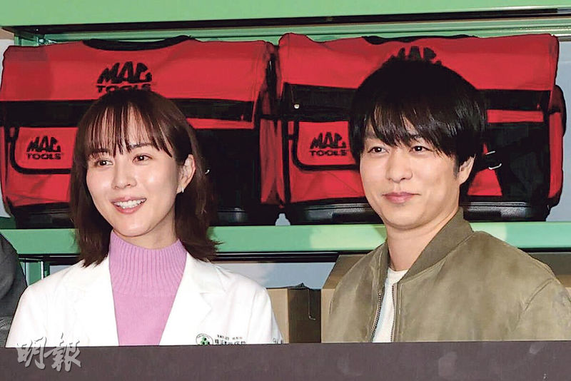 比嘉愛未（左）與櫻井翔（右）在新劇《佔領新機場》再次合作。