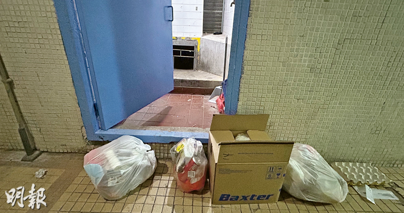 記者在垃圾收集時段前觀察太和邨，只見有數袋垃圾被棄置於垃圾房外，而非單位門口旁。（朱令筠攝）