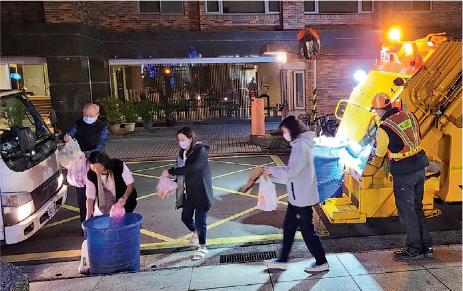 在台灣，垃圾車有固定的行駛時間及路線，居民須按時下樓棄置垃圾與回收物，把廚餘倒進收集桶。（Ivan提供）