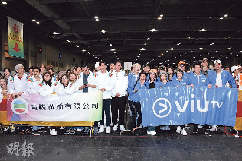 無綫與ViuTV藝人參與昨晨舉行的百萬行。（攝影：鍾偉茵）