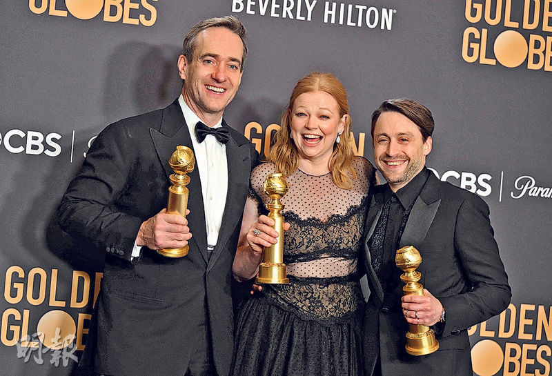 馬修麥菲頓（左起）、莎拉施努克及基倫高堅主演的《傳媒家族繼承人》成為今年金球獎電視大贏家。（法新社）