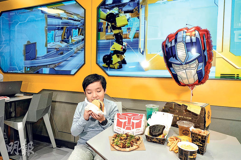 變形金剛下廚：《變形金剛》主題餐廳有主角造型漢堡包和pizza，小朋友更可從牆上屏幕，看到主角準備食物，非常有趣。（馮凱鍵攝）